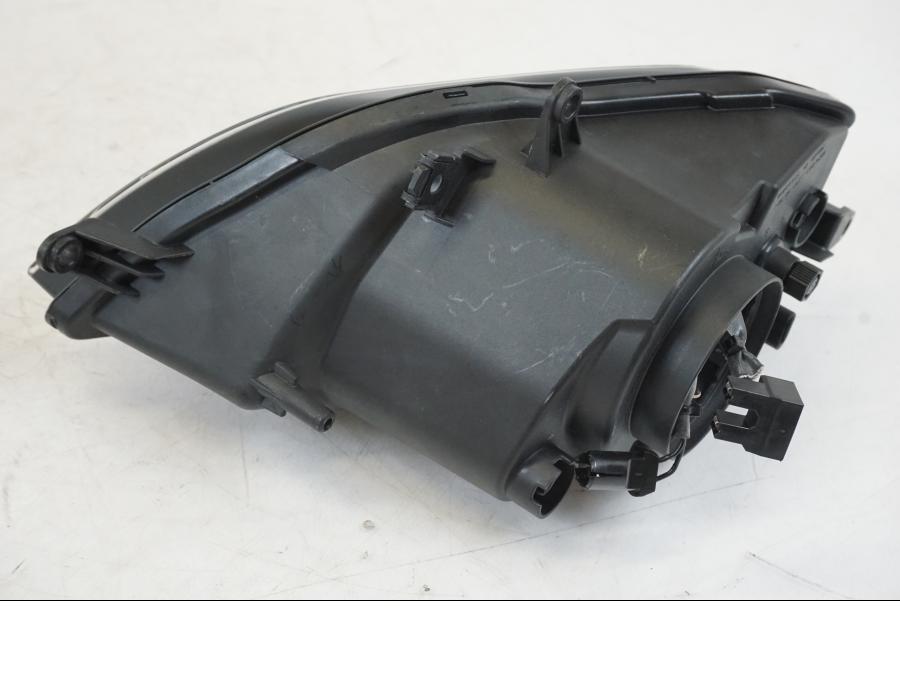 Snett nerifrån på Strålkastare från en BMW S 1000 XR -2014 motorcykel.