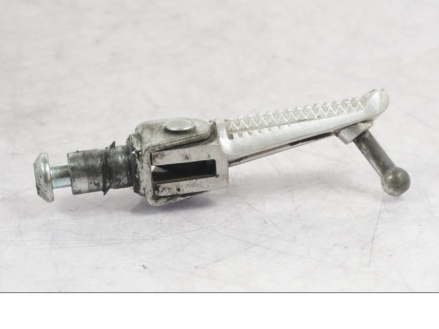 Snett nerifrån på Fotpinne från en Yamaha MT-09 -2016 motorcykel.