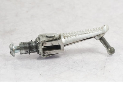 Snett nerifrån på Fotpinne från en Yamaha MT-09 -2016 motorcykel.