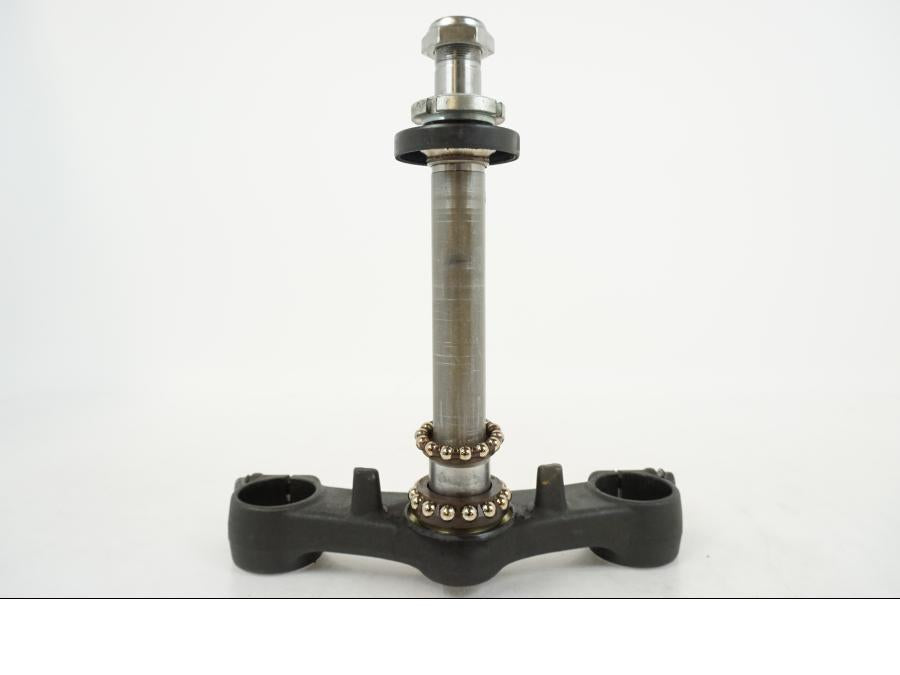 Snett uppifrån på Gaffelkrona från en Suzuki GSX 600 F -1998 motorcykel.