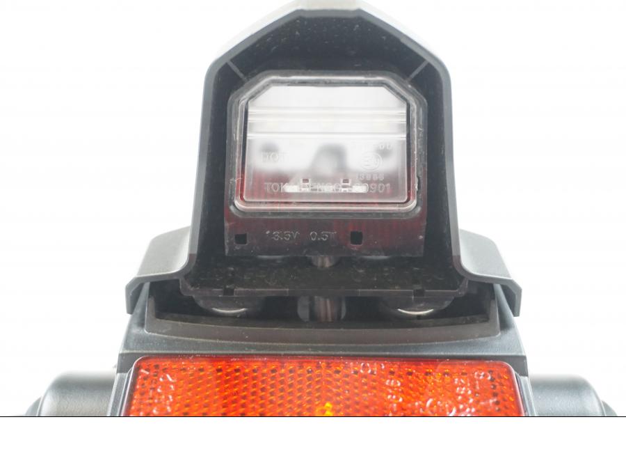 Snett nerifrån på Skylthållare från en Yamaha MT-09 -2016 motorcykel.