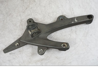 Framsidan på Fotpinnefäste från en Buell 1125 R -2008 motorcykel.