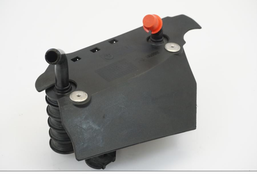 Vänster sida på Oljekyl från en BMW R 1150 R -2002 motorcykel.