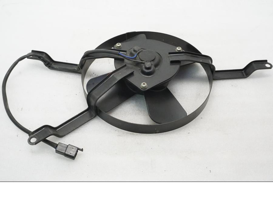 Framsidan på Vattenkylfläkt från en Yamaha XVZ 13TD -1999 motorcykel.