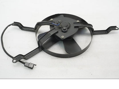 Framsidan på Vattenkylfläkt från en Yamaha XVZ 13TD -1999 motorcykel.