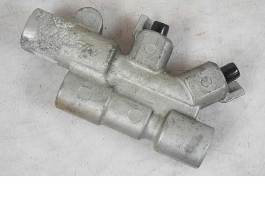 Framsidan på Bromsfördelare från en Honda CBR 1000 F -1999 motorcykel.