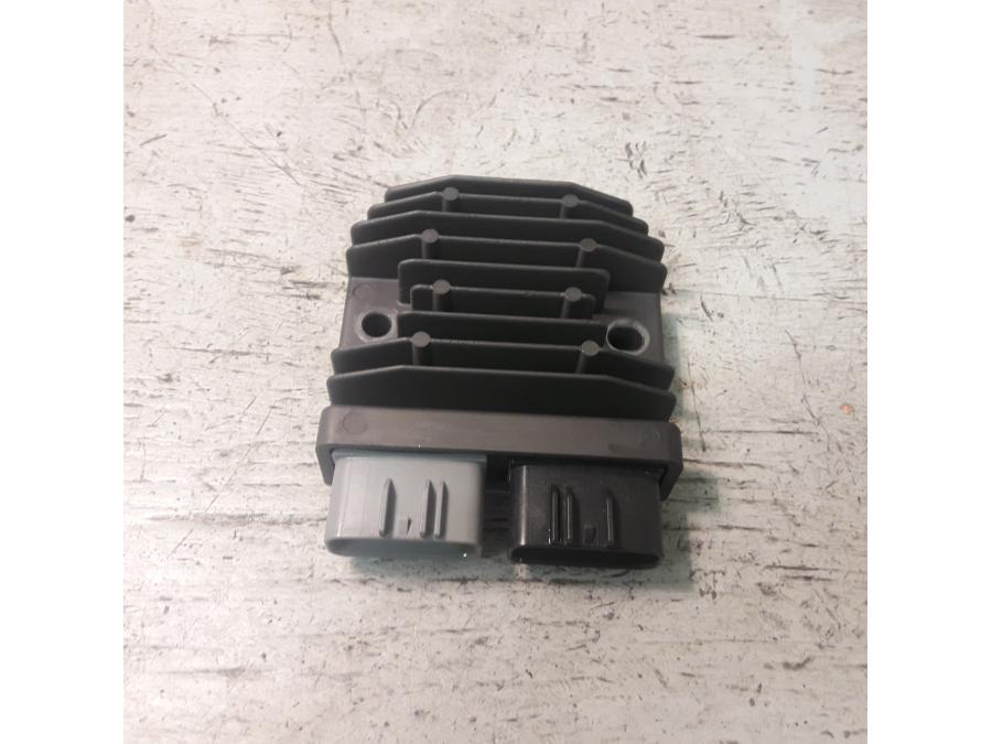 Framsidan på Likriktare från en Honda ADV 750 -2017 motorcykel.