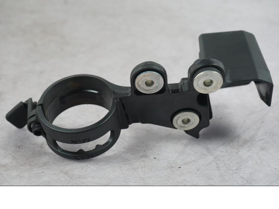 Vänster sida på Bromsvätskebehållare från en Ducati Multistrada V4 -2024 motorcykel.