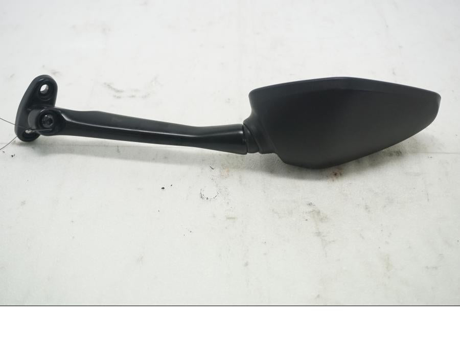 Baksidan på Backspegel från en Honda CBR 500 R -2013 motorcykel.