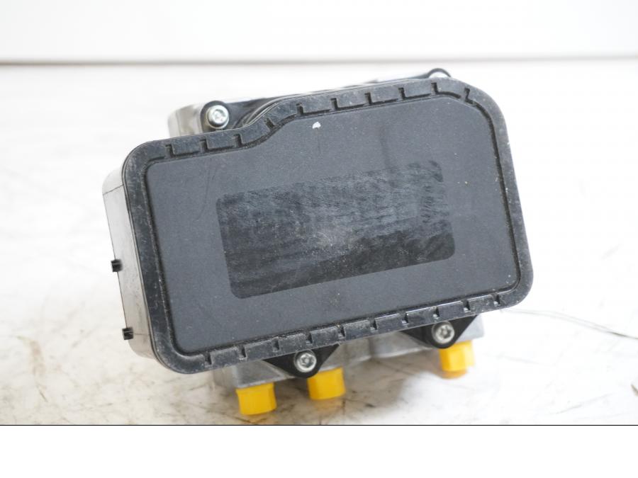 Höger sida på ABS Modulator från en Honda CB 1000 R -2009 motorcykel.