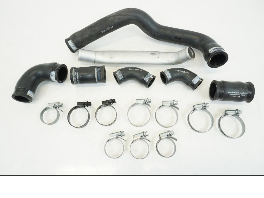 Framsidan på Vattenkyl Slang Set från en Ducati Streetfighter V4 -2020 motorcykel.