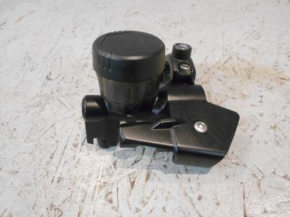 Framsidan på Kopplingshuvudcylinder från en BMW K 1300 R -2009 motorcykel.