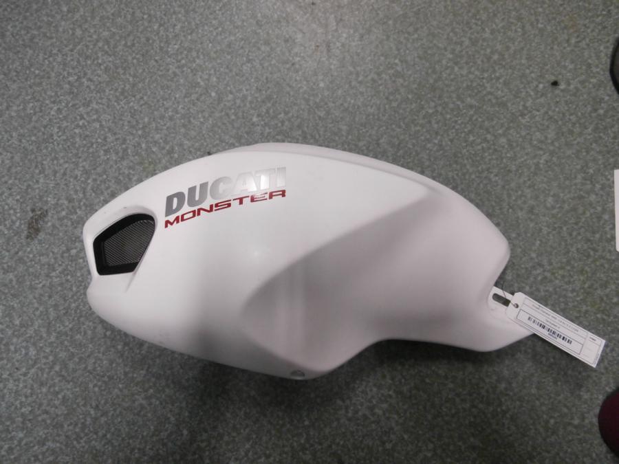 Framsidan på Bensintankskåpa från en Ducati Monster 696 -2013 motorcykel.