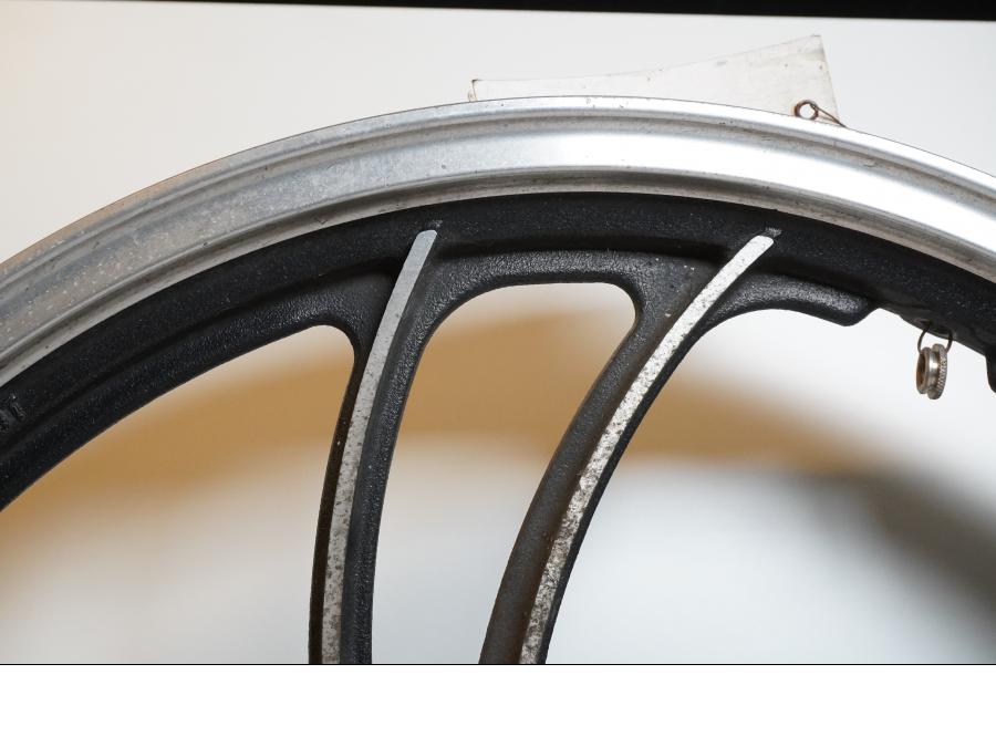 Extrabild5 på Fälg från en Yamaha XV 400 -1983 motorcykel.