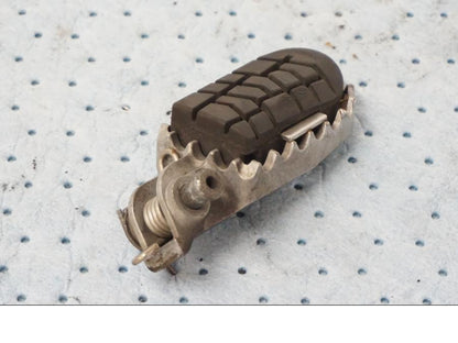 Snett nerifrån på Fotpinne från en KTM 690 Duke -2008 motorcykel.