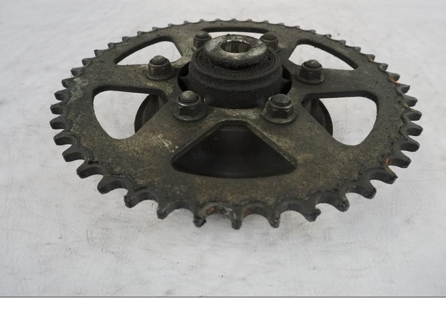 Framsidan på Drevfäste från en Kawasaki Versys 650 -2014 motorcykel.