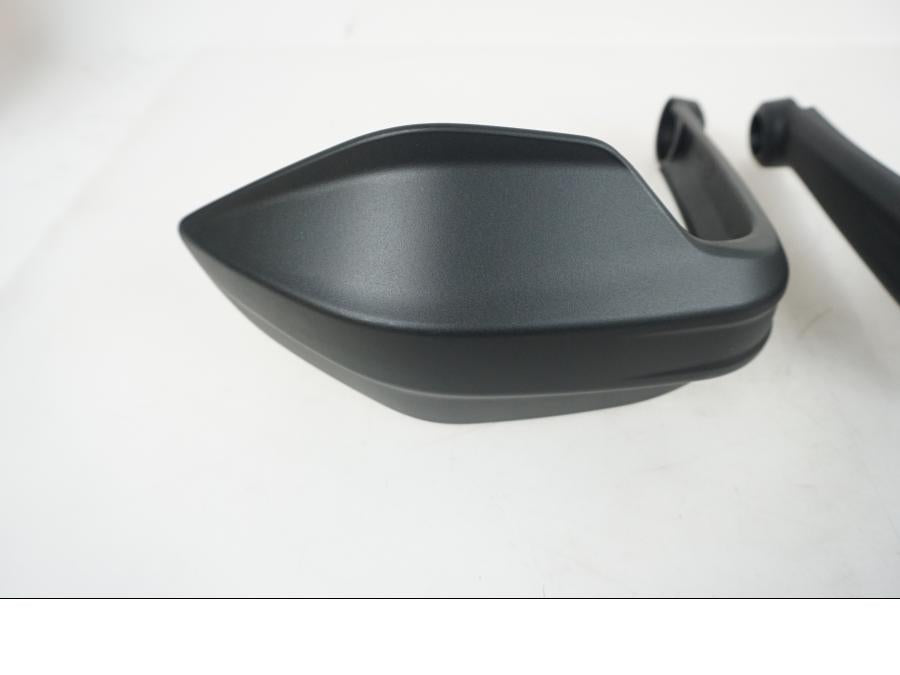 Höger sida på Handskydd från en Ducati Desert X -2023 motorcykel.