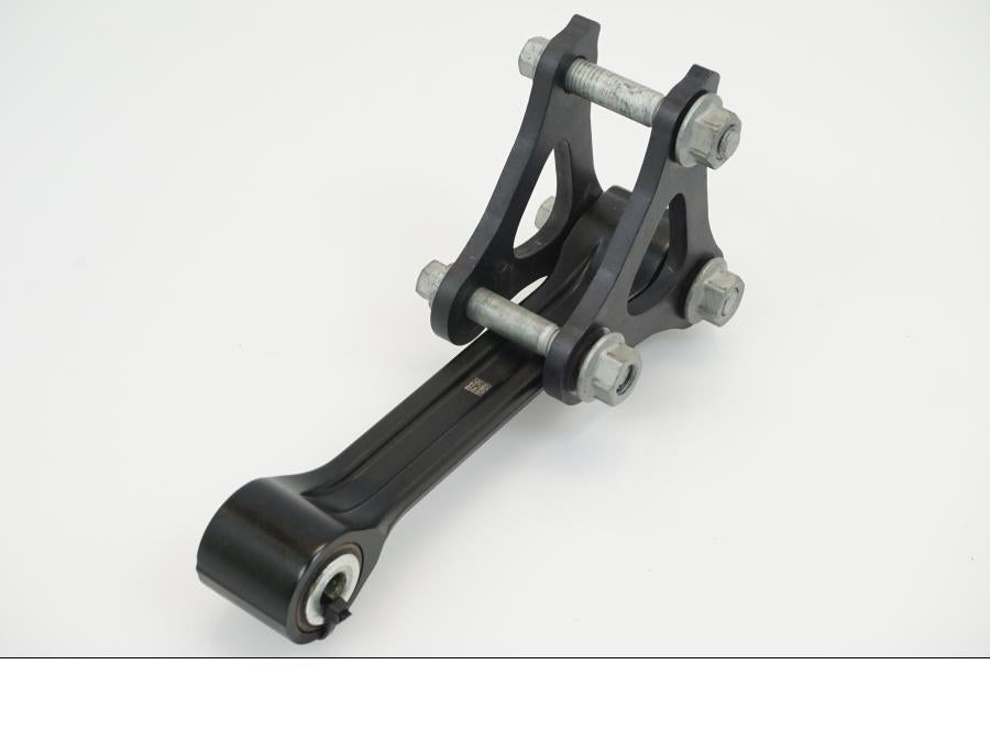 Snett nerifrån på Stötdämparlänkage från en KTM 1290 Super Duke -2020 motorcykel.