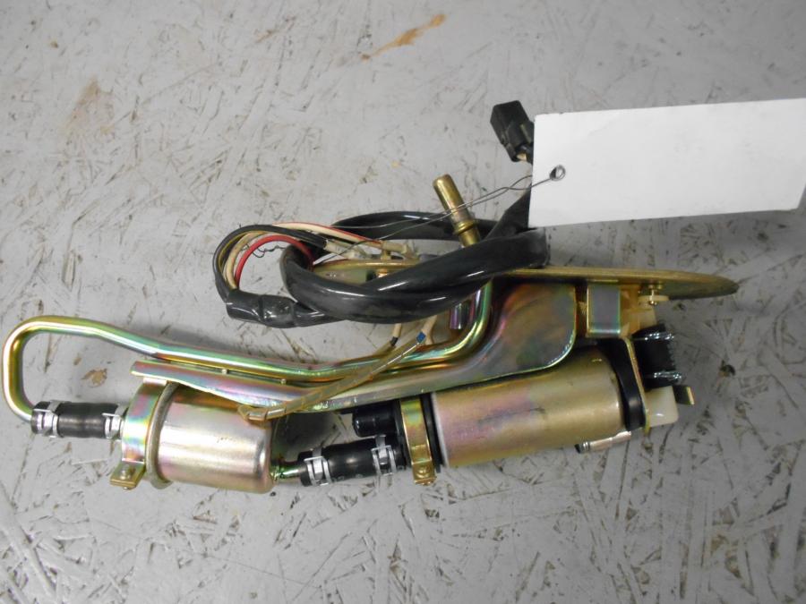 Höger sida på Bensinpump insprut från en Suzuki VZ 1600 -2004 motorcykel.