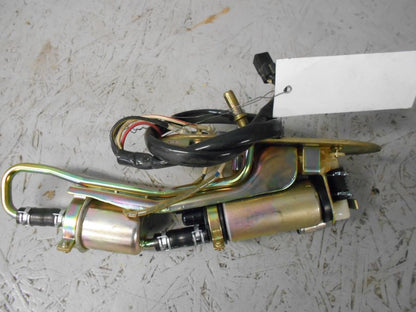 Höger sida på Bensinpump insprut från en Suzuki VZ 1600 -2004 motorcykel.