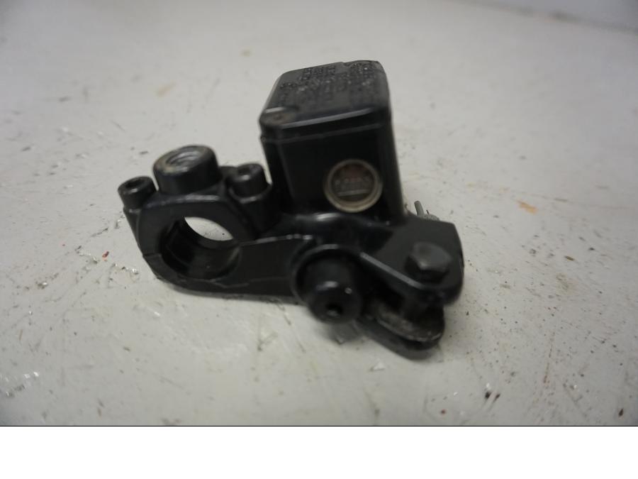 Höger sida på Bromshuvudcylinder från en Yamaha WR 125 -2009 motorcykel.