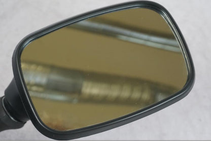 Baksidan på Backspegel från en Suzuki GSX 1300 RX -1999 motorcykel.