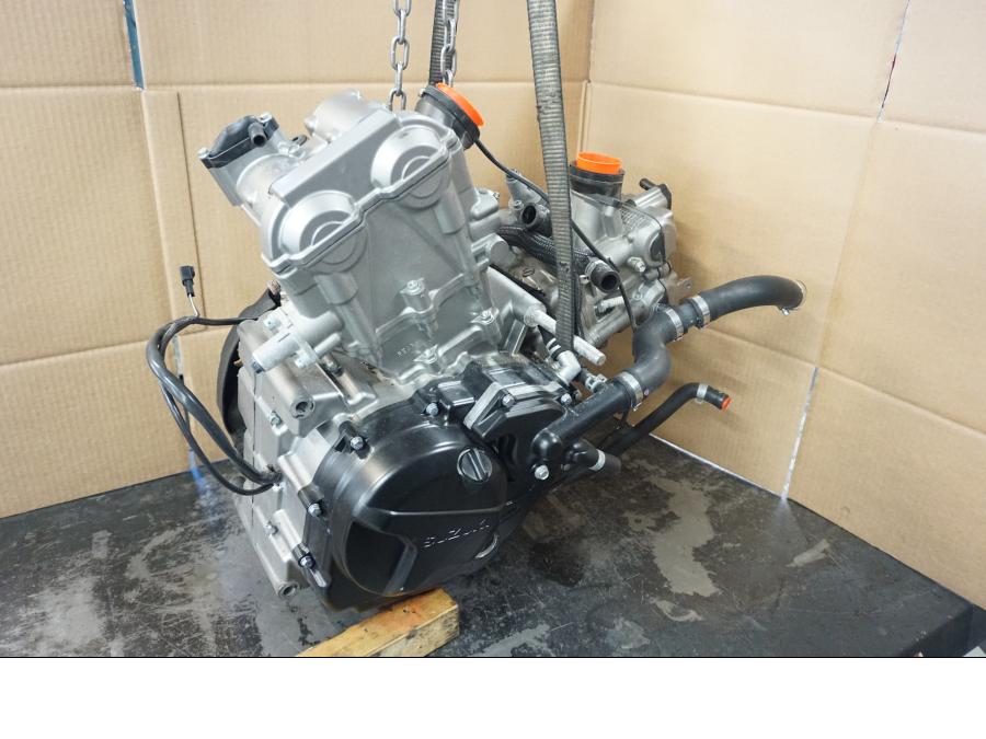 Höger sida på Motor från en Suzuki SV 650 -2016 motorcykel.