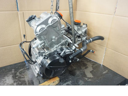 Höger sida på Motor från en Suzuki SV 650 -2016 motorcykel.