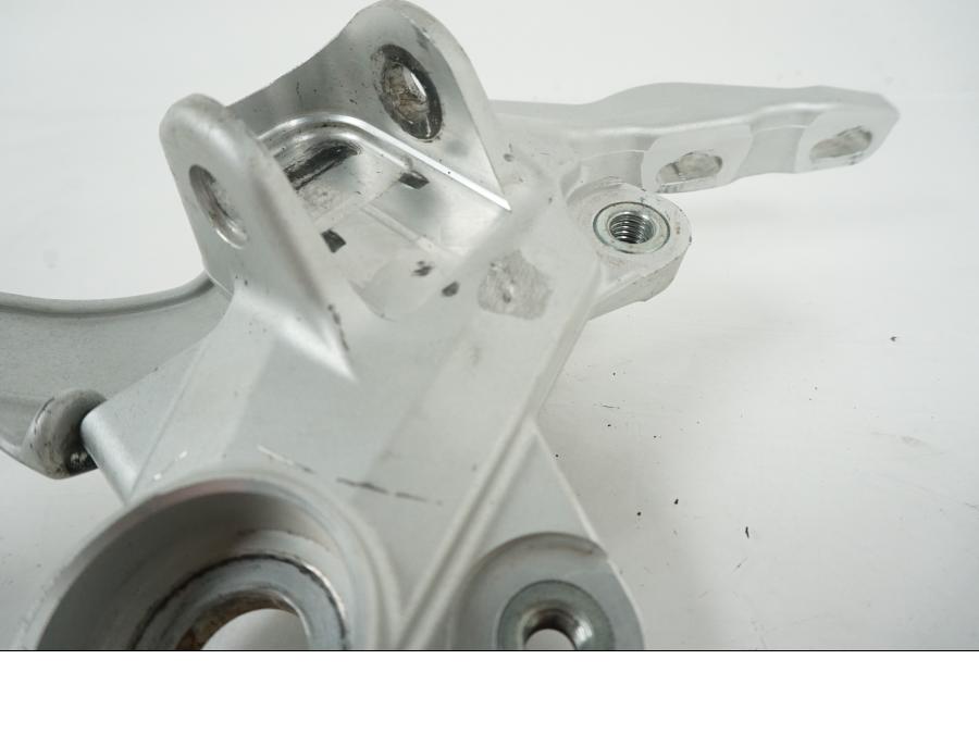 Snett uppifrån på Fotpinnefäste från en KTM 690 Duke -2008 motorcykel.