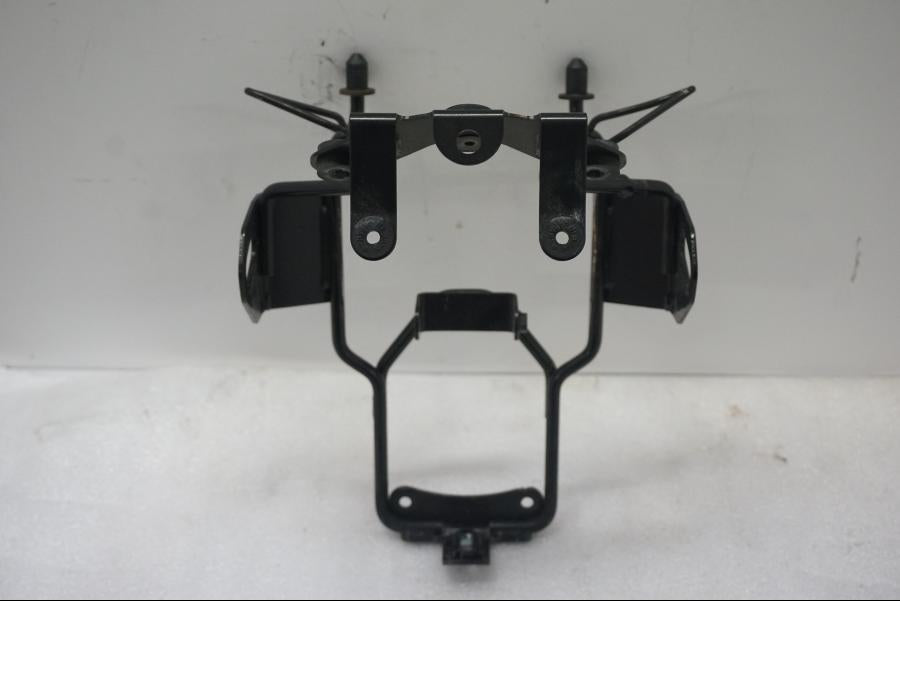 Framsidan på Strålkastarfäste från en Suzuki SV 650 -2016 motorcykel.