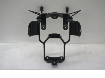 Framsidan på Strålkastarfäste från en Suzuki SV 650 -2016 motorcykel.