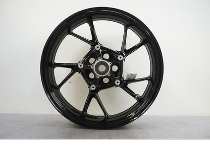 Framsidan på Fälg från en BMW S 1000 XR -2019 motorcykel.