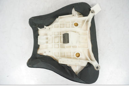 Snett nerifrån på <p>Sadel fram från Suzuki GSX-R 750 1998.</p>

<p>Små märken i klädseln, samt skada av klädseln se bild.</p> motorcykel.