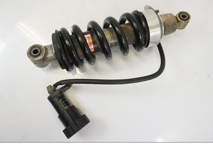 Snett nerifrån på Stötdämpare från en Honda NT 700 -2008 motorcykel.