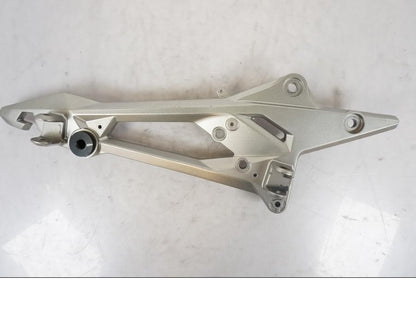 Framsidan på Fotpinnefäste från en Kawasaki Z 800 -2014 motorcykel.