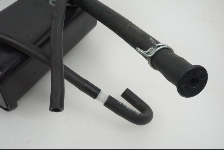 Vänster sida på Fuel Evap System från en KTM 1290 Super Duke -2019 motorcykel.