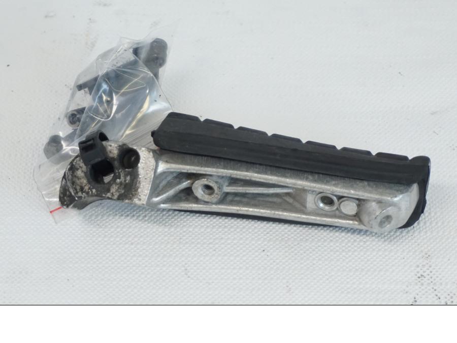 Höger sida på Fotpinne från en Yamaha TDM 850 -1998 motorcykel.