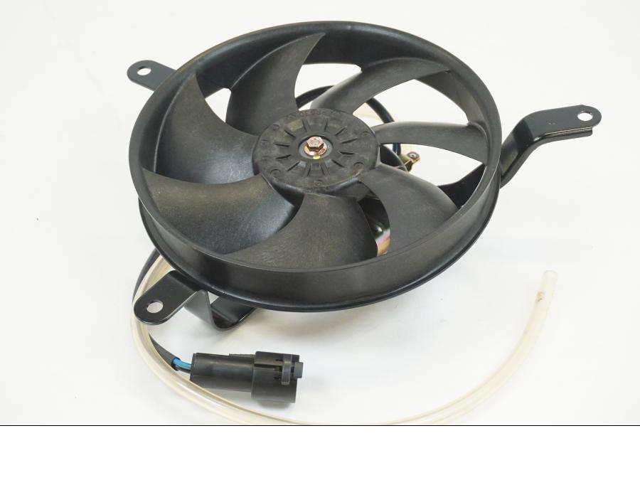 Framsidan på Vattenkylfläkt från en Kawasaki KVF 650 -2005 motorcykel.