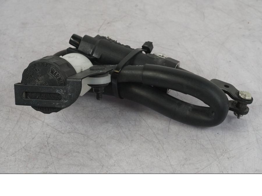 Vänster sida på Bromshuvudcylinder från en Yamaha MT-09 SP -2018 motorcykel.