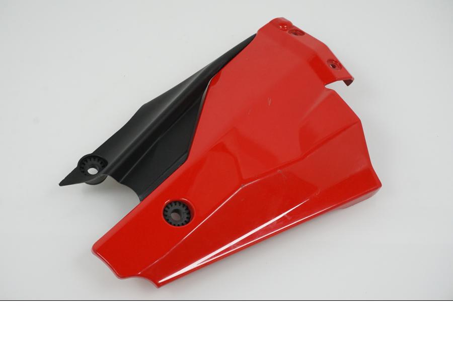 Höger sida på Kylarvinge från en Ducati Streetfighter 1098 -2010 motorcykel.