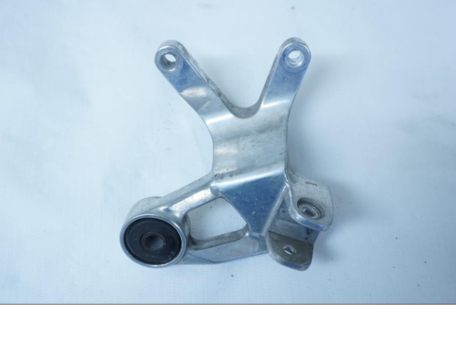 Framsidan på Fotpinnefäste från en Yamaha YZF 1000 R -1997 motorcykel.