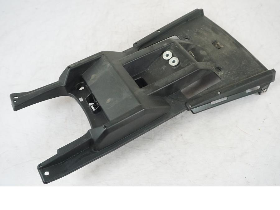 Snett uppifrån på Undertail från en Yamaha MT 125 -2017 motorcykel.