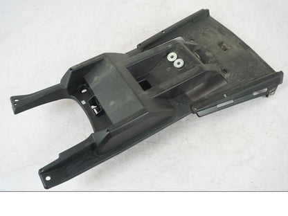 Snett uppifrån på Undertail från en Yamaha MT 125 -2017 motorcykel.