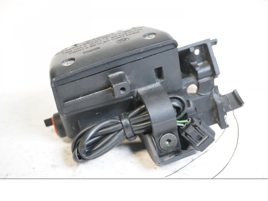 Baksidan på Bromshuvudcylinder från en BMW K 1200 LT -2004 motorcykel.