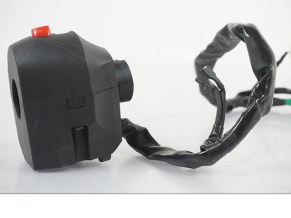 Snett uppifrån på Styrelreglage från en KTM 390 Adventure -2021 motorcykel.