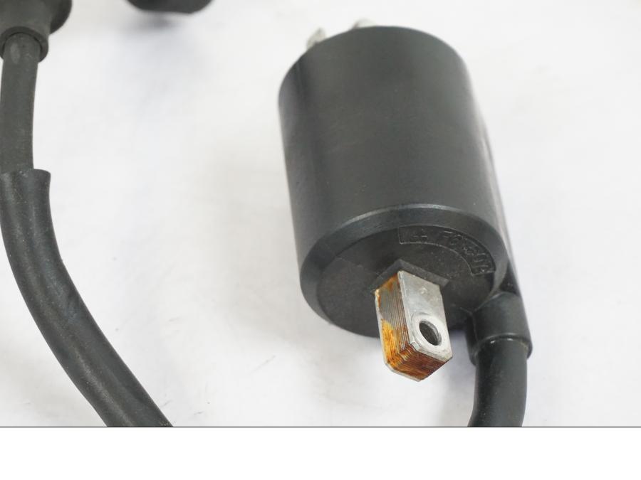 Höger sida på Tändspole från en Yamaha XVS 1100 -2004 motorcykel.