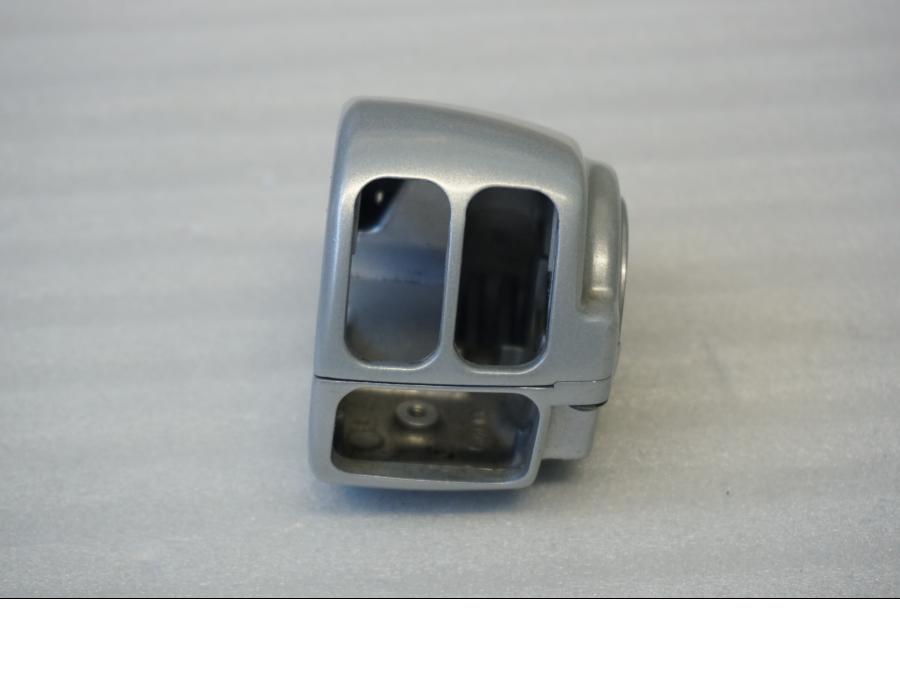 Framsidan på Styrelreglage från en H-D V-Rod 1130 -2002 motorcykel.