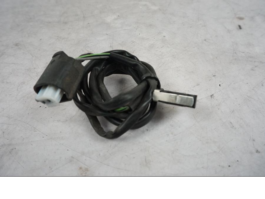 Baksidan på Bromsljuskontakt från en BMW R 850 R -2004 motorcykel.