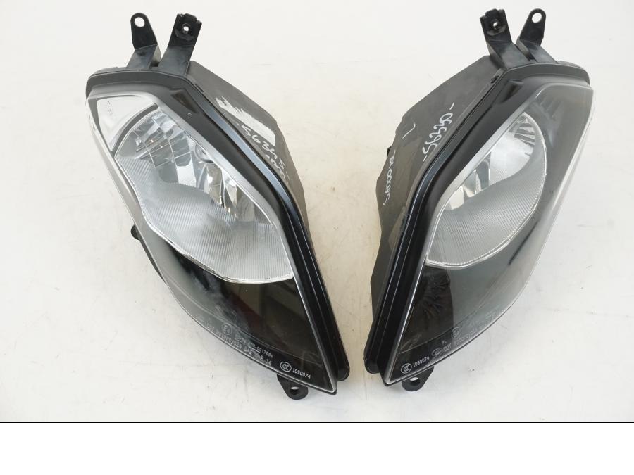 Framsidan på Strålkastare från en BMW S 1000 XR -2014 motorcykel.