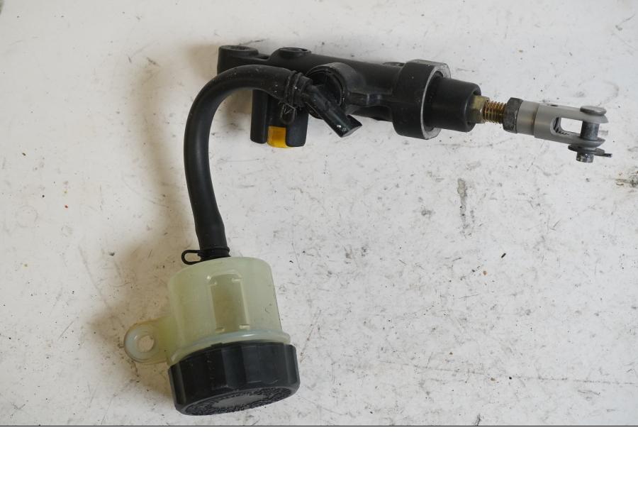 Baksidan på Bromshuvudcylinder från en Yamaha YZF R6 -2003 motorcykel.